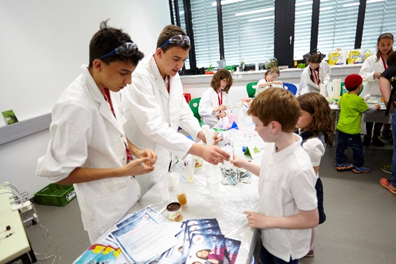 Pre-service teachers developed an experiment-based learning circle for pupils. Pupils could try out the role of a researcher.