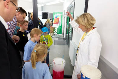 Pupils and a teacher educator of the University of Teacher Education Carinthia during an experiment.