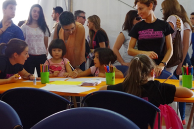 Children taking part in the workshop entitled “Paint lights and shadows on science” at the Researchers’ Night in Spain