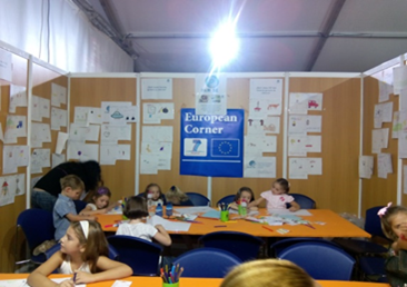 Some of the participants (children with their parents) at the workshop entitled “Paint lights and shadows on science” at the Researchers’ Night stand by the University of Jaén (Spain)